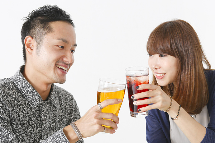 合コンで出会い乾杯する2人