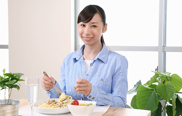 パスタを食べる女性